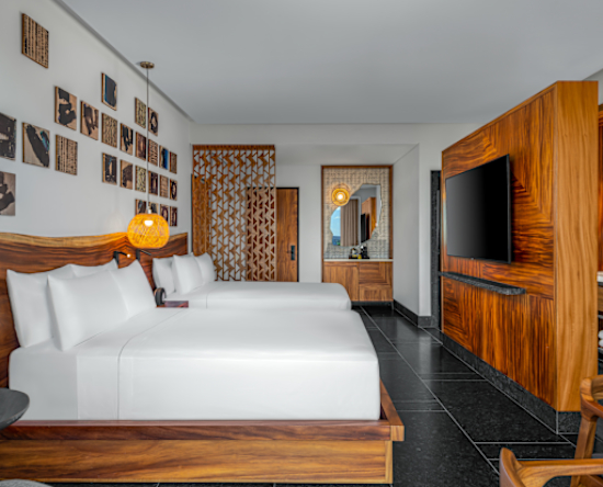 habitación con dos camas Queen y televisor